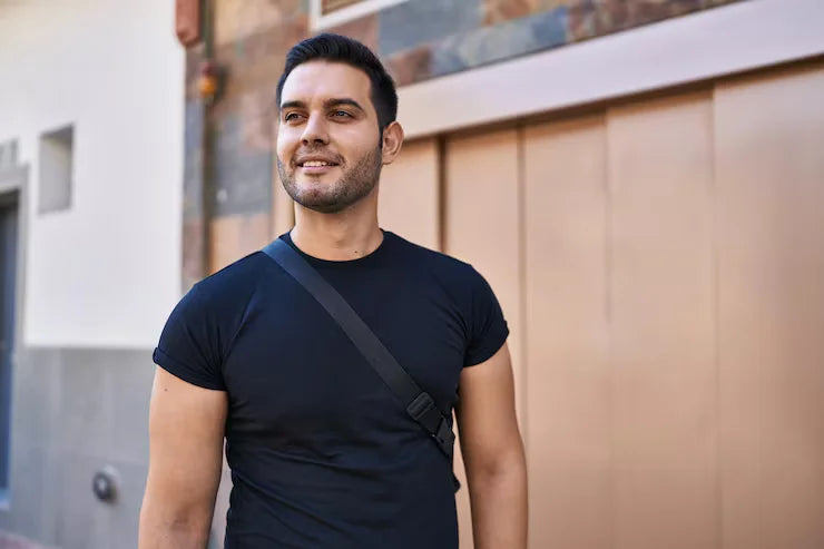 files/joven-hispano-sonriendo-confiado-pie-calle_839833-15497.webp